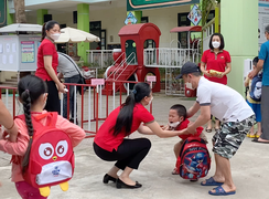 Ngày đầu trở lại trường, trẻ mầm non khóc mếu, bố mẹ hồi hộp mất ăn mất ngủ