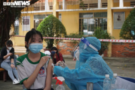 Tiêm vaccine cho trẻ 5-11 tuổi ở TP.HCM: Bố mẹ băn khoăn, trường cố thuyết phục