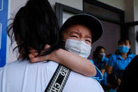 Ảnh: Trẻ mầm non khóc không chịu rời cha mẹ trong ngày đầu trở lại trường