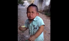 Bé trai co rúm, quằn quại khi ăn chua