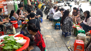 Quán nộm sứa đỏ 80 năm tuổi ngày bán 600 suất ở vỉa hè Hà Nội