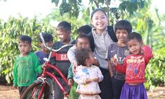 Nữ sinh 17 tuổi và hành trình rong ruổi khắp các buôn làng làm thiện nguyện