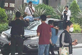 Người đàn ông nhảy từ tầng 2 Sân bay Đà Nẵng, rơi trúng ô tô