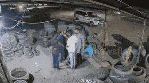 Video: Sập sàn bê tông, 5 người rơi xuống cống