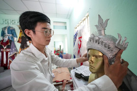 Video: Chàng trai ở TP.HCM đam mê thiết kế quần áo cổ trang độc lạ