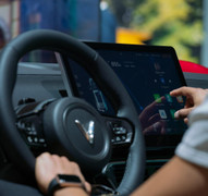 VinFast cung cấp giải pháp sạc và tích hợp ứng dụng di động cho xe điện