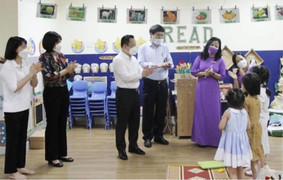 Chân giày và thông điệp sai lầm cho trẻ