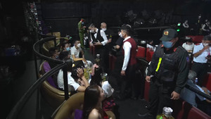 Video: Cảnh sát đột kích quán bar, phát hiện 76 'dân chơi' dương tính với ma túy