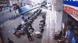 Video: Hàng chục thanh thép từ trên trời rơi xuống đè nát dãy xe điện