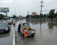 Sau trận mưa lớn, quốc lộ 13 ở Bình Dương ngập nặng