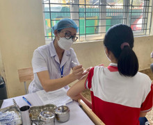 Trước khi tiêm vaccine COVID-19, có nên cho trẻ dùng thuốc giảm đau?