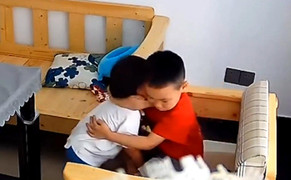 Cảnh cậu bé dỗ dành em gái làm tan chảy trái tim