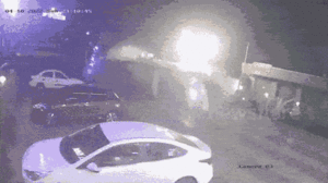 Video: Xe buýt lật nhào tông liên tiếp hàng loạt ô tô