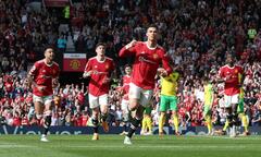 Ronaldo lập hattrick, Man Utd chật vật thắng đội cuối bảng