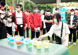 Gần 10.000 học sinh, sinh viên đội mưa trải nghiệm ngày hội thẻ Việt Nam