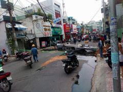 TP.HCM: Trụ điện đổ nhào xuống đường do đào hố thi công