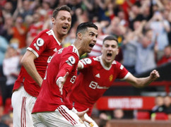 Lập hattrick trước đội bét bảng, Ronaldo phá kỷ lục Ngoại hạng Anh