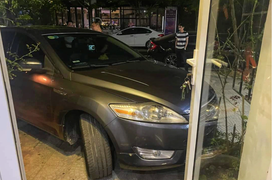 Làm rõ việc Phó phòng của Sở Nội vụ Thừa Thiên-Huế đậu xe sai còn thách thức dân