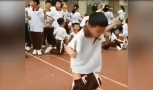 Thi đấu tụt cả quần vẫn không bỏ cuộc