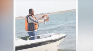 Mải sống ảo, ném nhầm điện thoại xuống biển