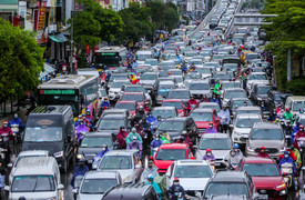 Ảnh: Dòng xe nhích từng chút dưới trời mưa rét ở Hà Nội sáng đầu tuần