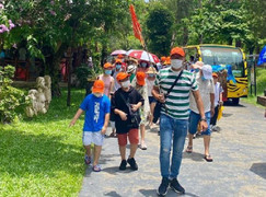 Khách bùng nổ, ngành du lịch thiếu nhân sự, hướng dẫn viên phải kiêm bồi bàn