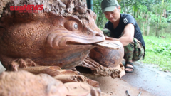Video: Chàng trai biến gốc cây sần sùi thành tượng gỗ độc đáo