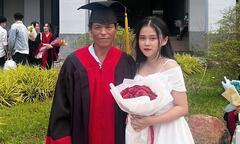 Xúc động khoảnh khắc nữ sinh khoác áo cử nhân cho người cha thợ hồ 
