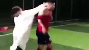 Video: Cô gái lao vào đánh bạn trai tới tấp ngay trên sân bóng