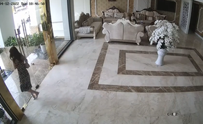 Người đẹp sưng trán vì đâm đầu vào cửa kính 