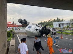 Xe container lật chắn ngang cao tốc TP.HCM-Trung Lương, giao thông tê liệt
