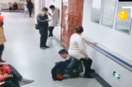 Tìm mãi không có ghế trống, chồng ngồi bệt dưới đất làm ghế cho vợ nghỉ chân