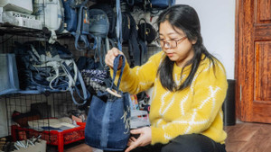 Video: Cô gái biến quần jeans cũ thành túi xách thời trang 