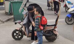 ‘Làn sóng’ hy sinh sự nghiệp để ở nhà quản con học của những bà mẹ Trung Quốc