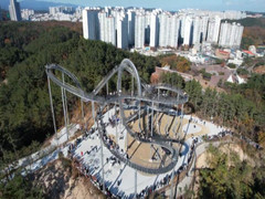 Video: Cầu thang như đường ray tàu lượn siêu tốc ở Hàn Quốc