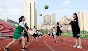 Phụ huynh đi du lịch không khai báo, con bị đuổi học