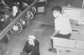 'Đánh rơi' bạn gái khi tăng ga