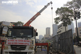 TP.HCM: Tháo dỡ 'lô cốt' bằng tôn trên đường Lê Lợi sau nhiều năm rào chắn
