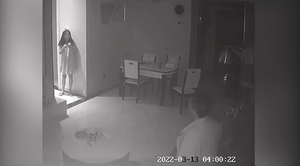 Con gái tắt điện, bố giật mình hét lớn vì tưởng ma