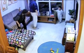 Bố mất sạch quỹ đen khi con trai chơi trốn tìm