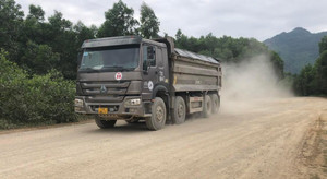 Video: Xe quá tải 'đại náo' vùng quê ở Quảng Bình