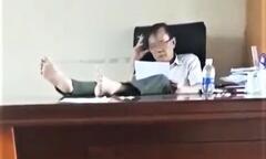 Hạt trưởng kiểm lâm 'gác hai chân lên bàn làm việc' được bố trí làm hạt phó