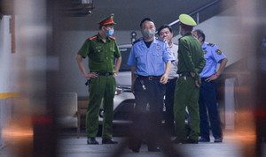 Ảnh: Khám xét trụ sở Công ty cổ phần chứng khoán Trí Việt trong đêm