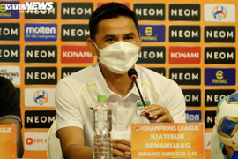 HLV Kiatisak: 'Cầu thủ HAGL phải đá tốt để được CLB nước ngoài chú ý'