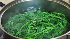 Mở vung khi luộc rau có bị mất chất dinh dưỡng không?