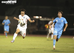 Văn Toàn bị HLV Kiatisak trách cứ vì chạy quá nhanh