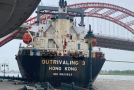 Hải Phòng: Tàu biển hơn 12.000 tấn xảy ra sự cố, trôi vào gầm cầu Hoàng Văn Thụ