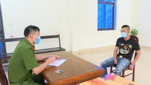 Bắt kẻ lao ô tô vào công an hòng chạy trốn khi mang súng đi giao ma túy