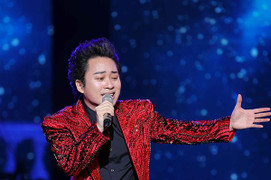 Tùng Dương hát live 'Ngày chưa giông bão', khán giả cổ vũ nồng nhiệt