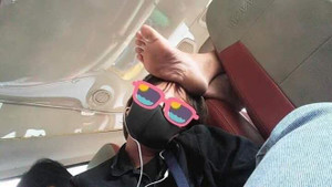 Đang mơ ngủ, chàng trai bật dậy tức điên khi tự dưng có thêm bàn chân trên đầu